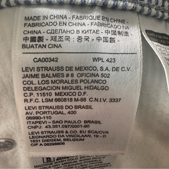 Levi's Cuffed Bermuda Women's Size 28 Blue White Pinstripes Denim Jean Shorts - Picture 13 of 15